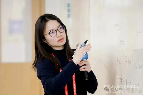 两大数学奖项同时颁给王虹北大三校友包揽华人菲尔兹两项顶级数学大奖颁出，王虹全都拿