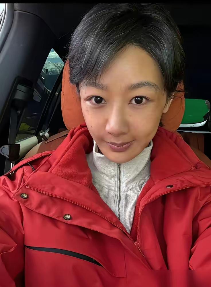 谁说杨紫老了？这是她为角色需要而扮老！虽说她这素颜出镜没有平常化妆那么显年轻吧，