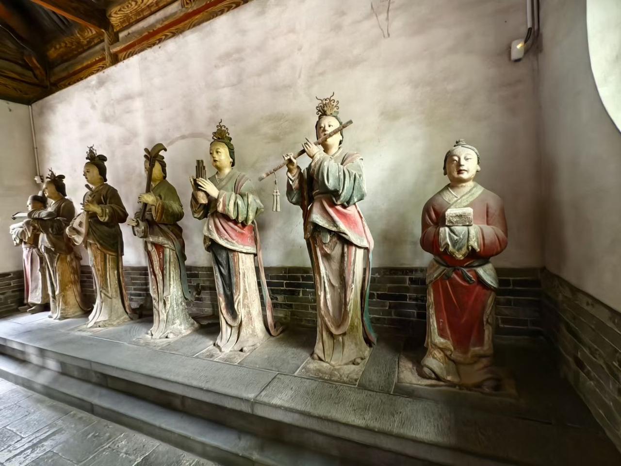 现在在山西旅行，有一条线路是重走梁林路，梁是梁思成，林是林徽因，他们在30年份四