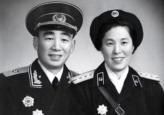 “耀彩，是你吗？”1957年，共和国少将易耀彩携妻回江西泰和县拜祭父母，不料人群