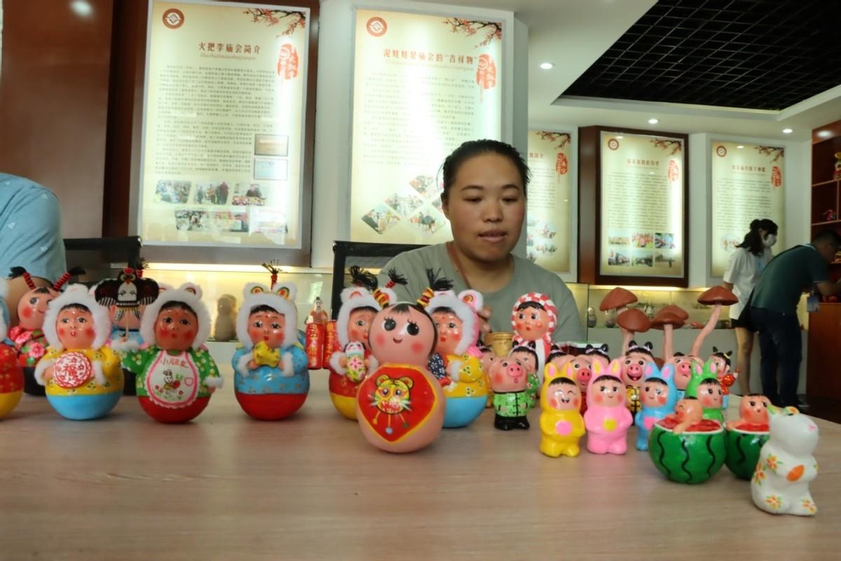 01 泥巴里长出“热搜体质”  
凌晨三点，90后姑娘用泥巴捏出赛博敦煌空降热搜