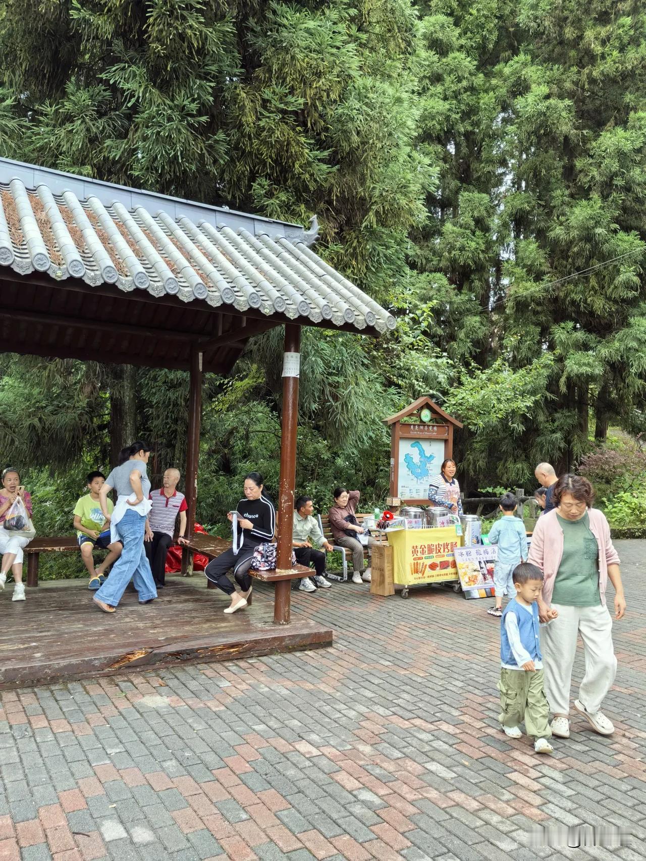 大人偶尔也要当一回小孩，在月亮湖边吃点甜的（月亮湖系列之十一）

看了土家歌舞表