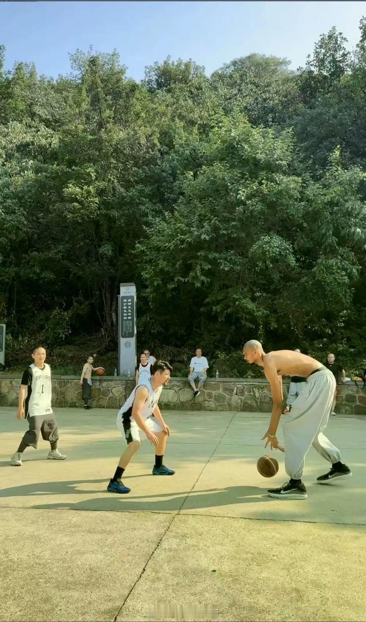 星爷可以拍一部少林篮球了,演员剧本都有了～～我的观赛搭子 ​​​