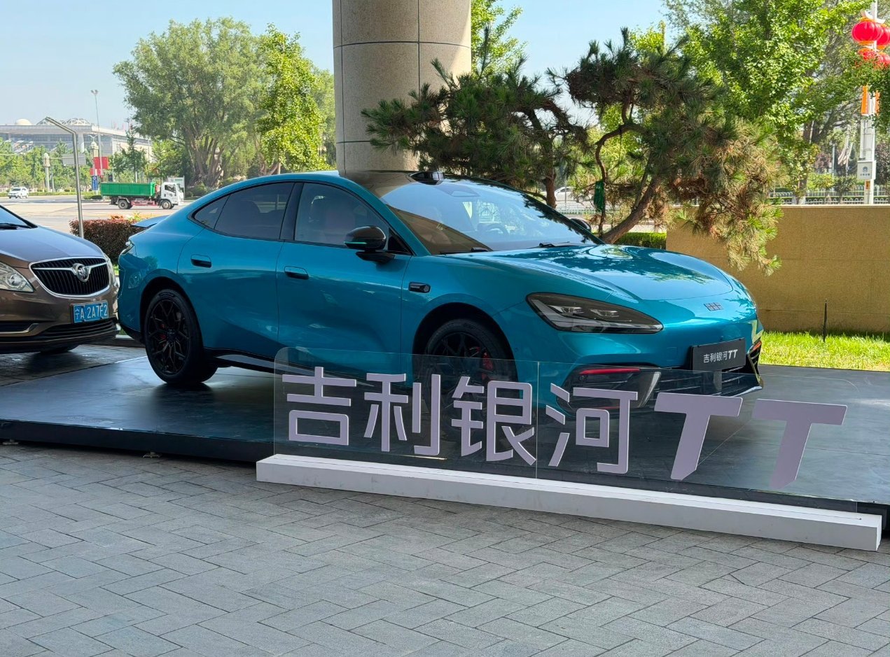 吉利银河TT Ultra全球竞速版亮相。我注意到几个点：纯电轿跑，全车黑化+红条