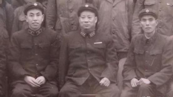 他与韦杰曾是上下级，8年后，他任大军区政委，老领导担任副司令
“1959年3月的