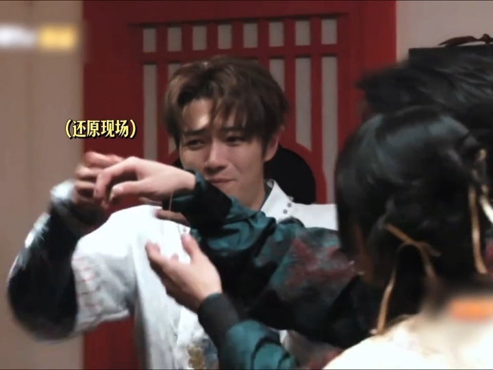 娜扎自称坦进黑屋秒变拳击手，害怕中给许凯两拳。全员抱团，周笔畅独自笔直，淡定到让