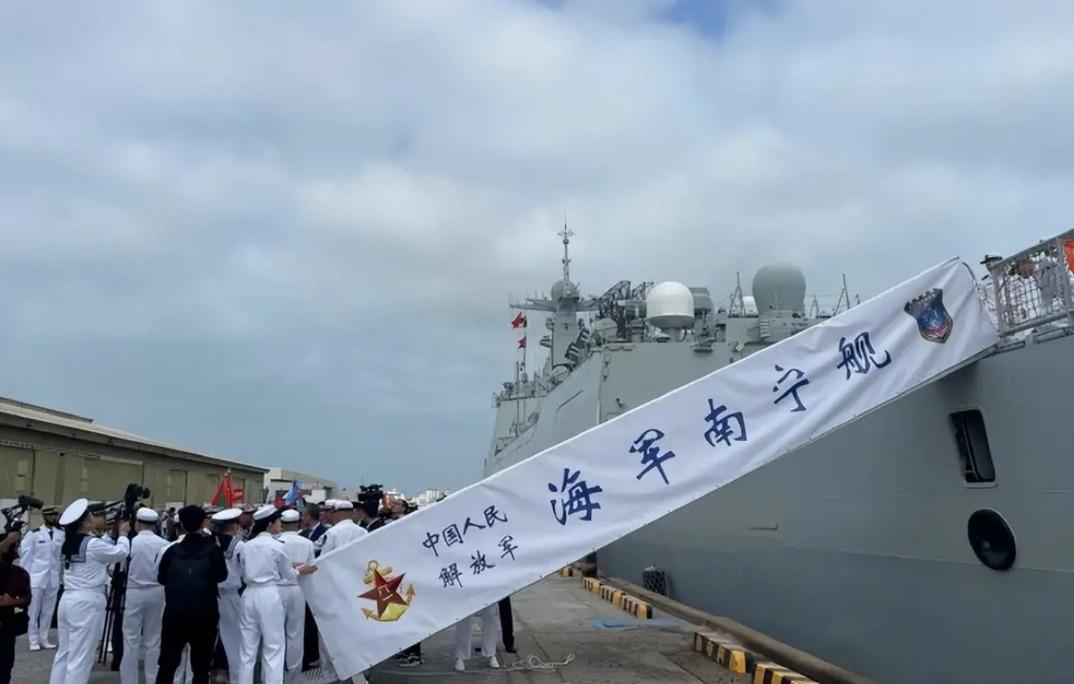 美记者曾参观052D，被眼前一幕呆住，原来中国驱逐舰还能这样？我国曾在2023年