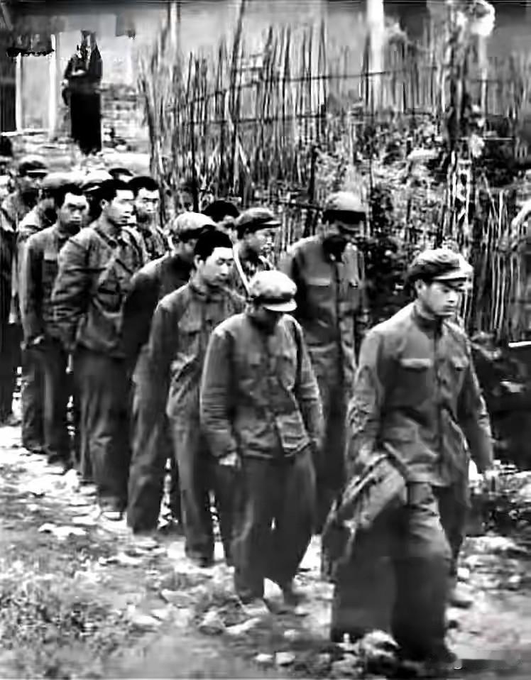 1979年惨烈穿插战！队伍深夜遇伏打散，我军最高被俘军官的无奈与悲壮
 
197