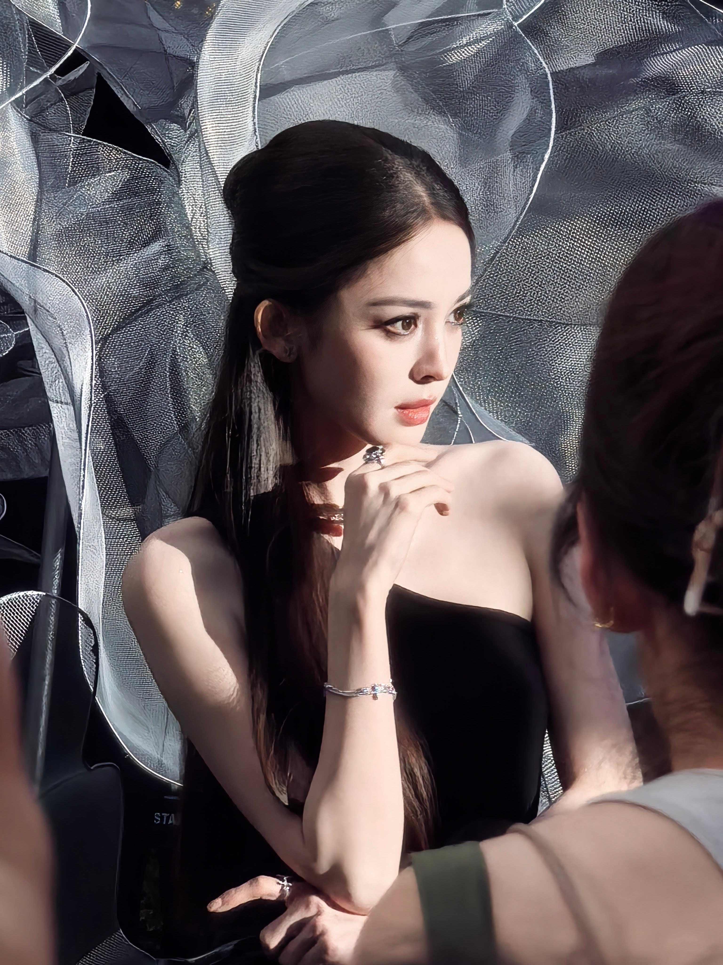 娜扎美爆了！！！这么争气的一张脸，我建议继续冲榜一！！！！cr: