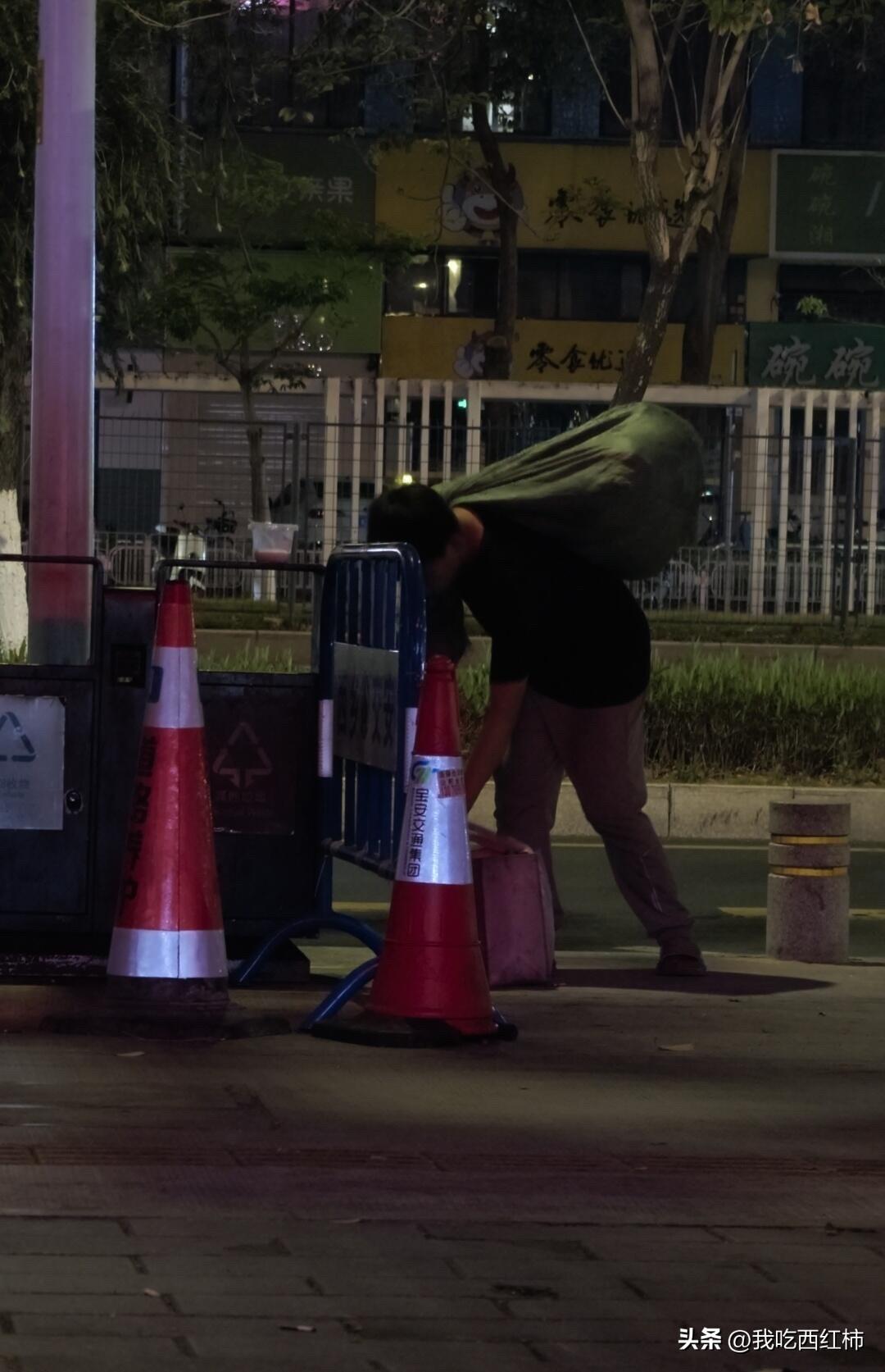 深漂的心酸
下楼吃东西看见一个穿着还比较干净的小哥捡瓶子，心里想他是不是遇到困难