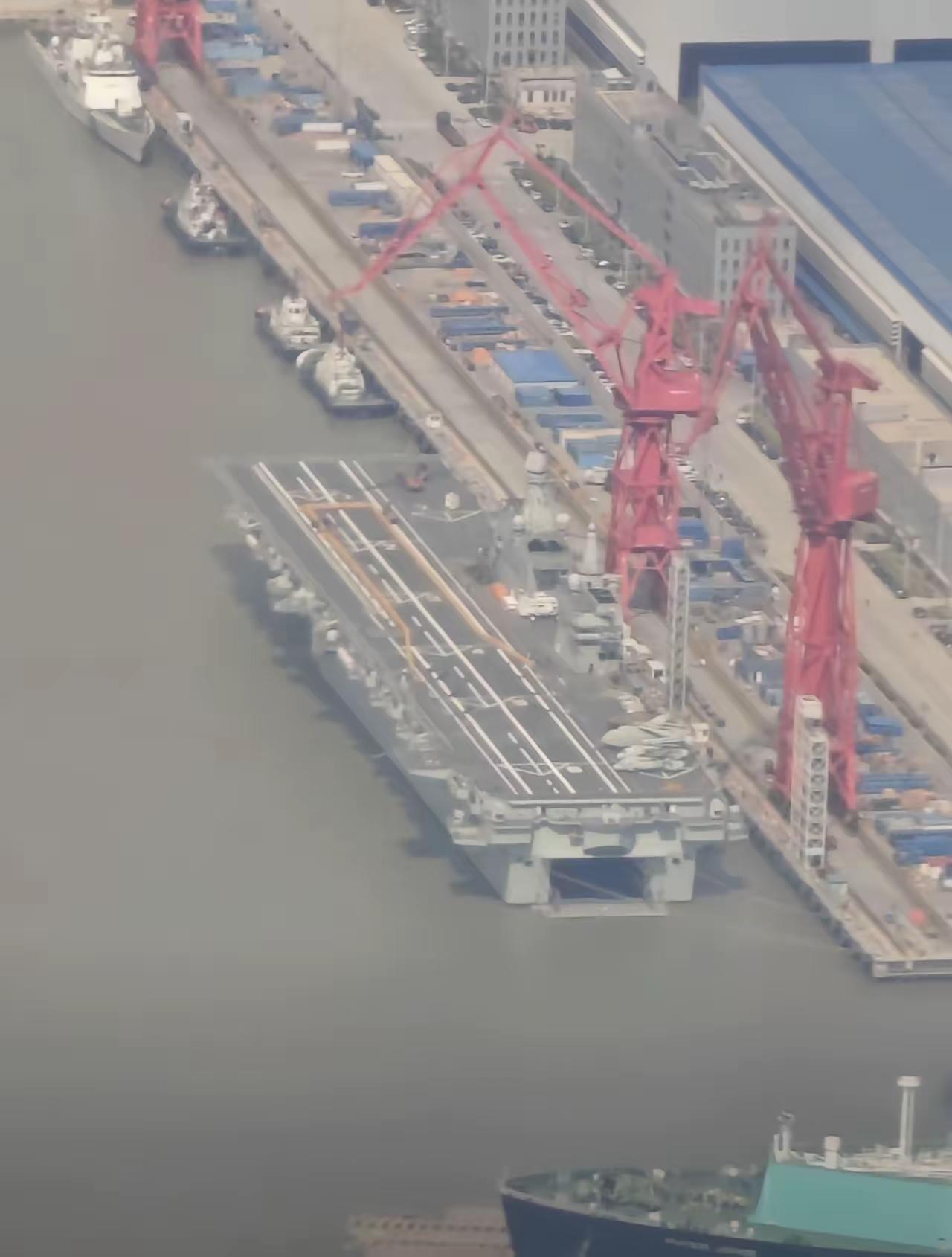 076“四川”舰有大动静啦！网友拍到它已经画上了更丰富的甲板线，这意味着舾装、海