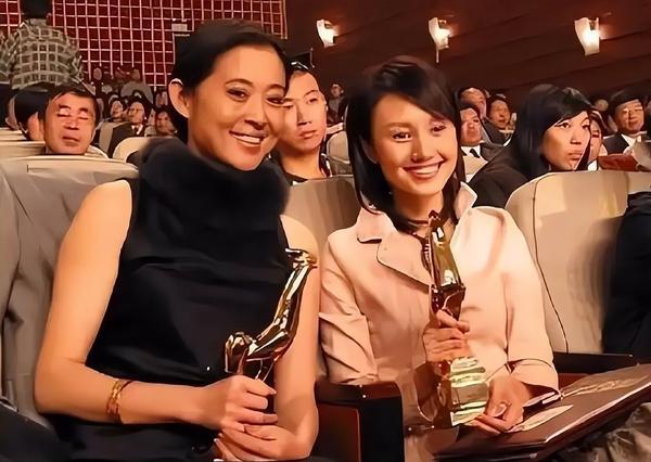 央视最权威的十位金牌主持人，他，她们都是做这个主持人的
第一位:《新闻联播》主持