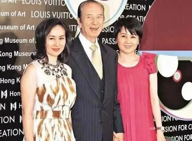 1989年，67岁的何鸿燊跟29岁的梁安琪求婚。谁知，梁安琪霸气地说：“让我做你