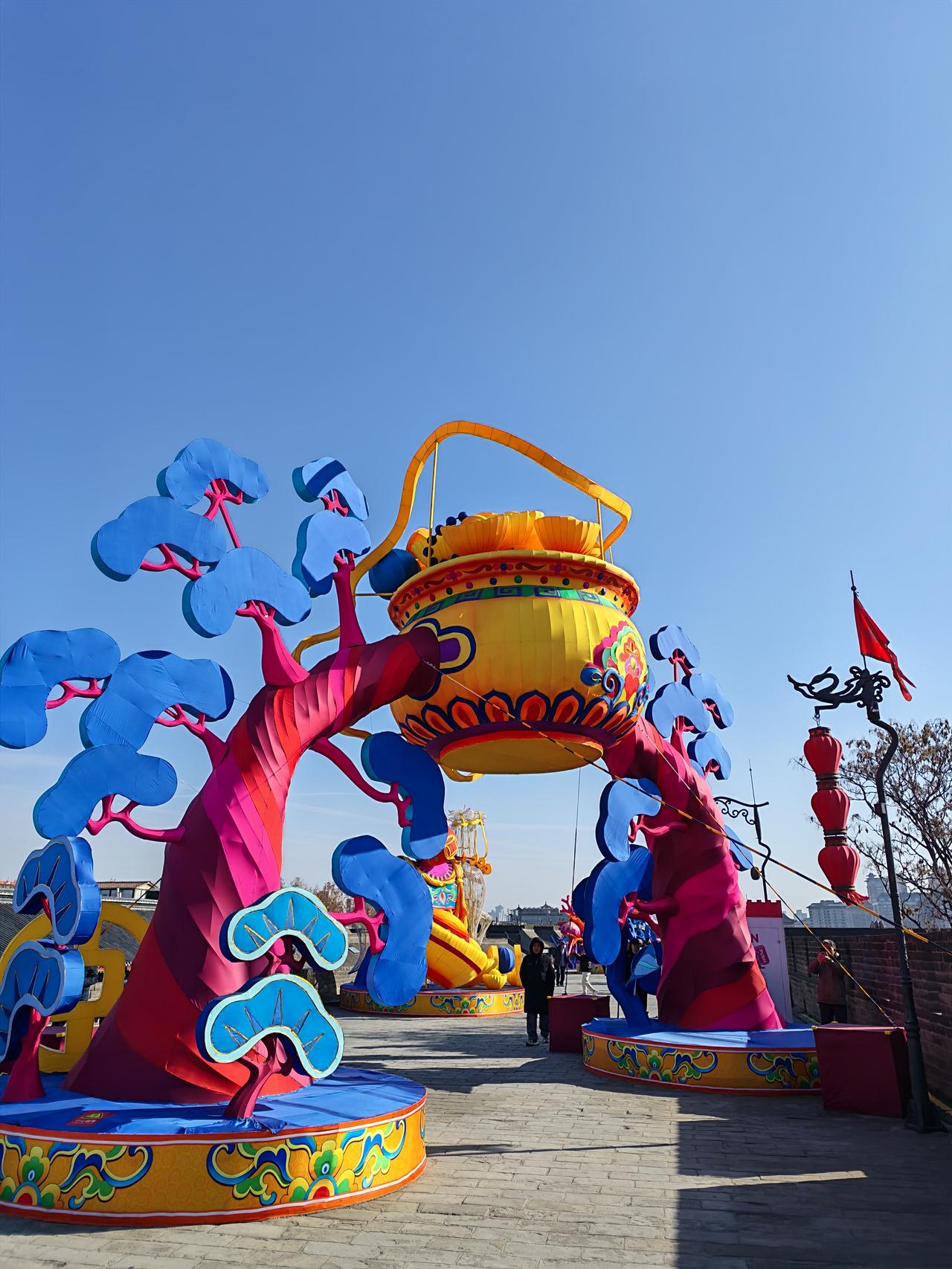 今天给大家分享逛西安城墙灯会小经验！
我是从永宁门上城墙的，先向和平门方向走得，