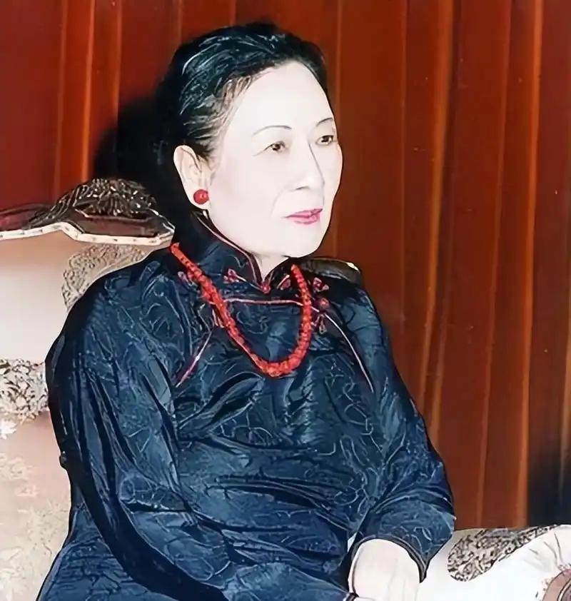106岁的宋美龄在美国离世，而当她的银行账户余额被曝光时，那组数字令人感到震惊。