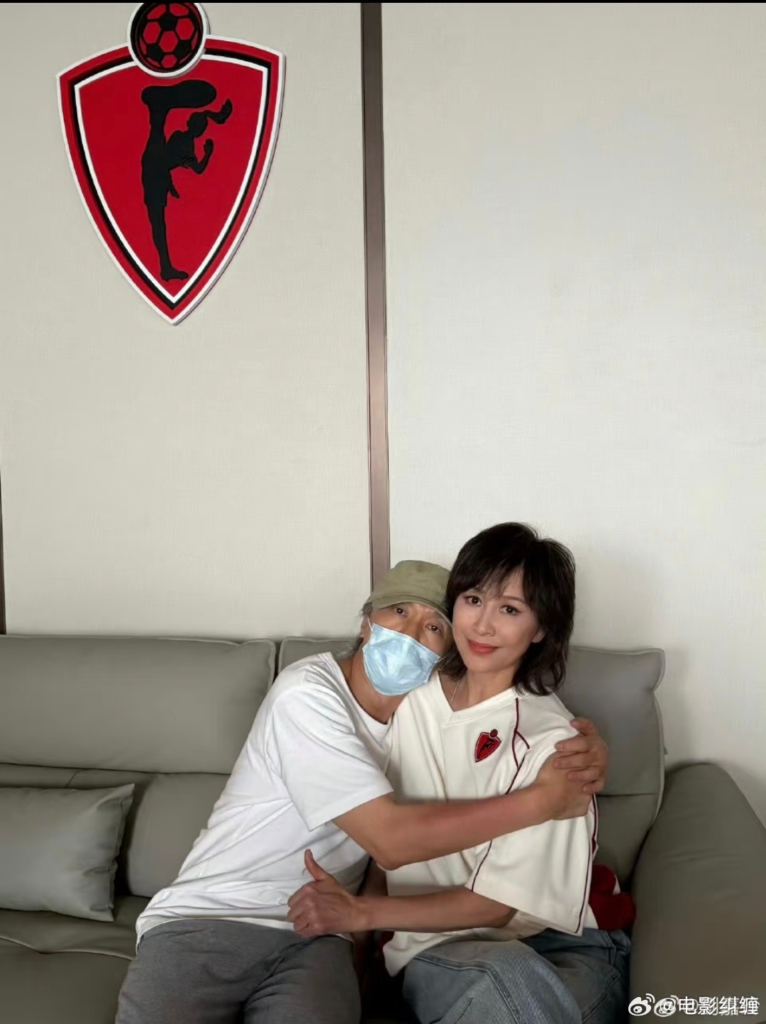 刘嘉玲去年六月份发布和星爷的合影，原来就暗示合作了《功夫女足》，左上角好明显的提