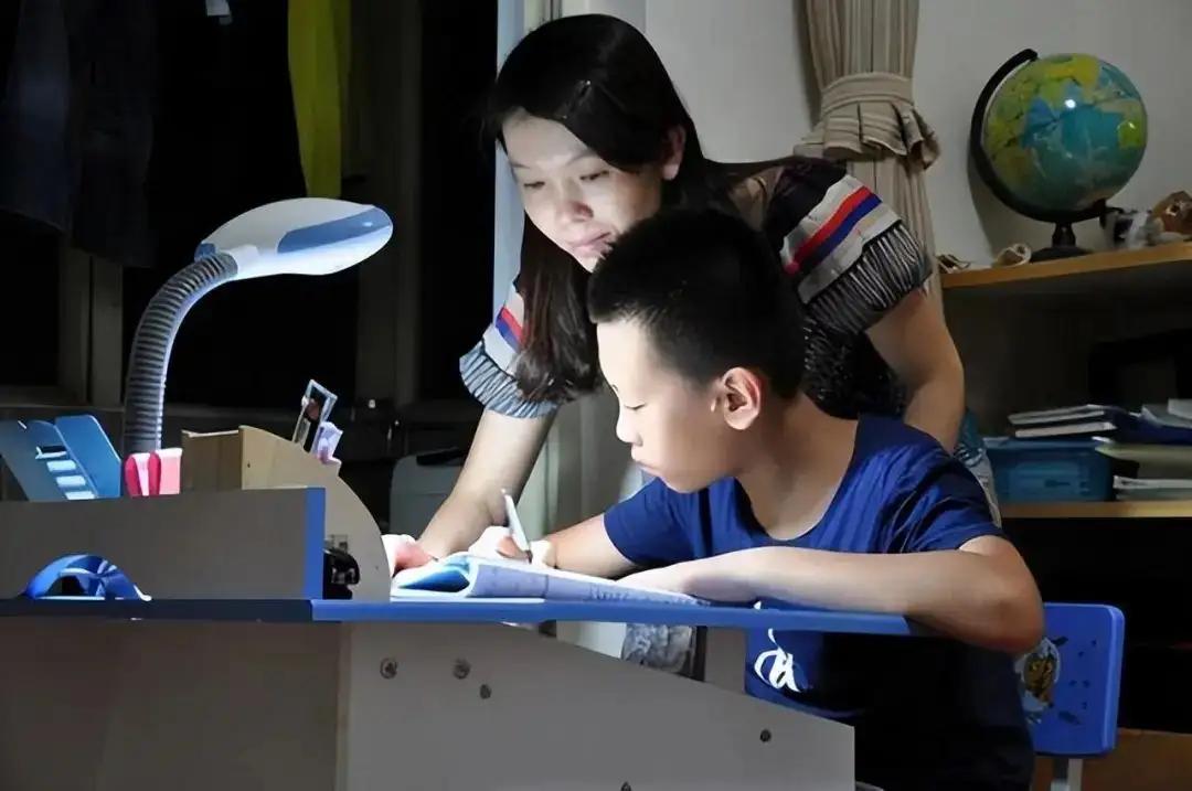 老师公开学生默写成绩，家长破防怪老师“侵犯隐私”，引网友吐槽。
这位家长的控诉一