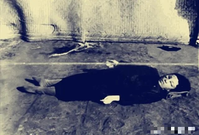 1925年12月25日，韩淑秀倒在血泊之中，一张罕见的遗容照片定格了这悲壮瞬间。