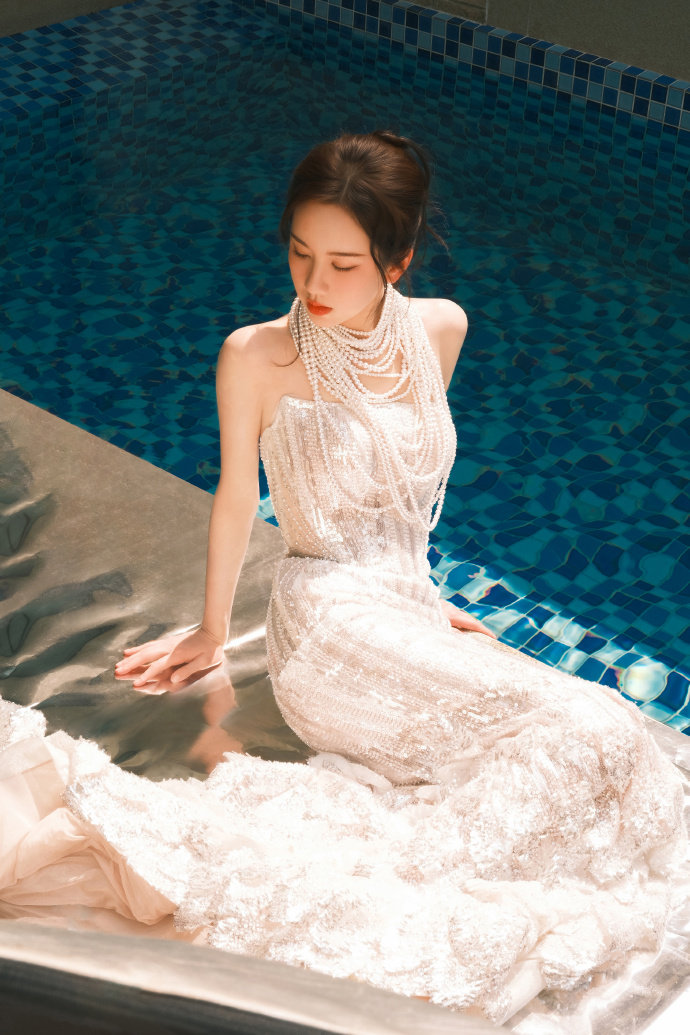 陈都灵珍珠项链水晶钉珠拖尾裙 陈都灵明媚look  陈都灵明媚look，是水晶钉