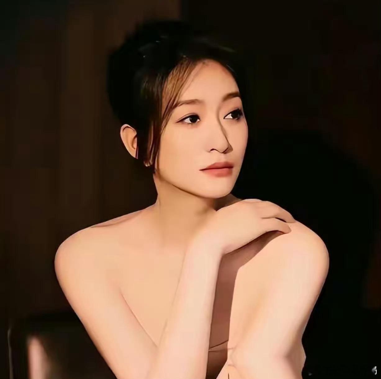 李小冉疑回应离婚不想睡的星期五 不管外界怎么传，她始终从容淡定。一句“我就自己挺