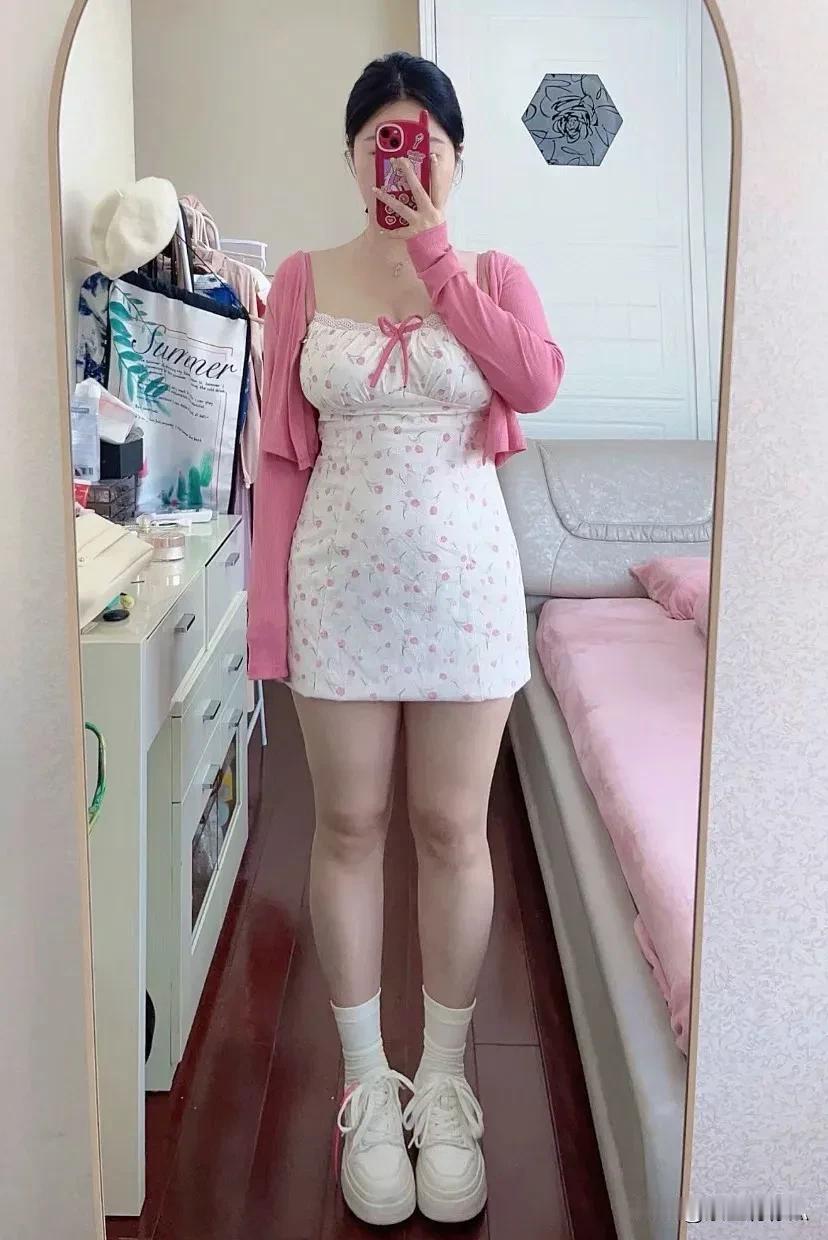 90 后小阿姨，粉衣白裙，搭配高腰白袜子和白色皮鞋，宛如仙子。她轻舞时裙摆飞扬，