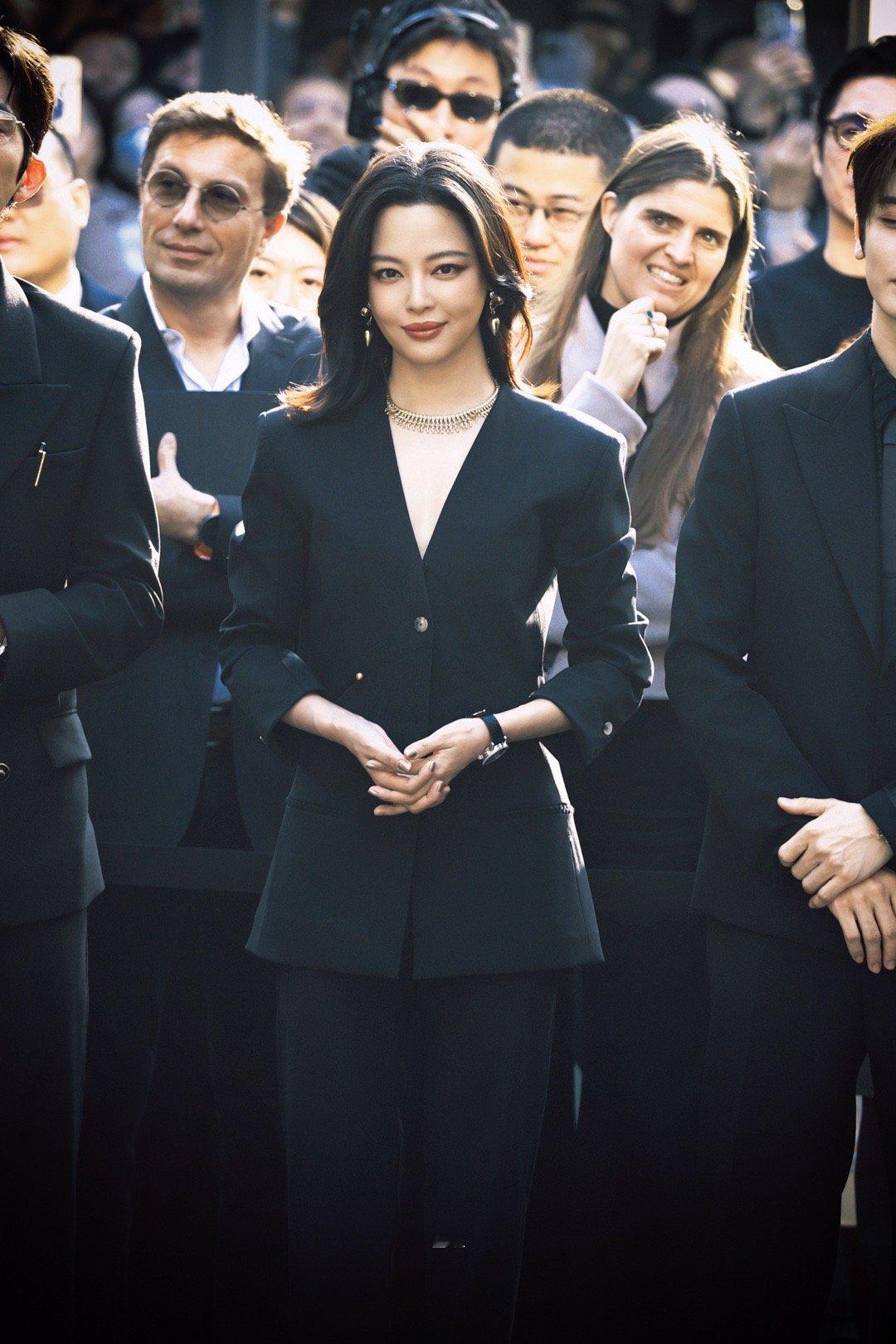 才知道辛芷蕾这套图旁边是井柏然～