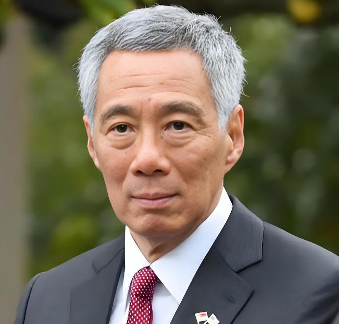 印尼的货船，以前去趟中国，得先在新加坡那儿拐个大弯，卸货、报关、再装船。新加坡啥