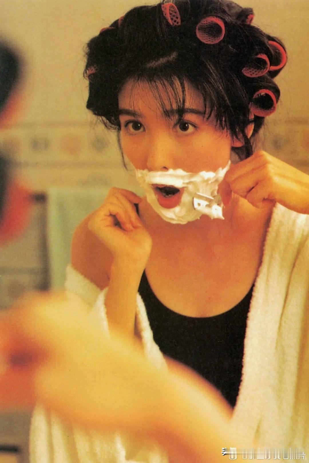 考古周慧敏美照📽️
嘴角沾奶油的样子，又甜又灵动；
穿个简单吊带牛仔裤，随性又