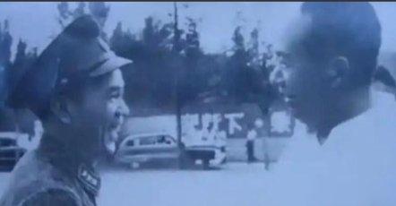 一碗热汤面没吃完，
老战士突然见领袖，
背后藏着什么旧情？

1957年，山东潍