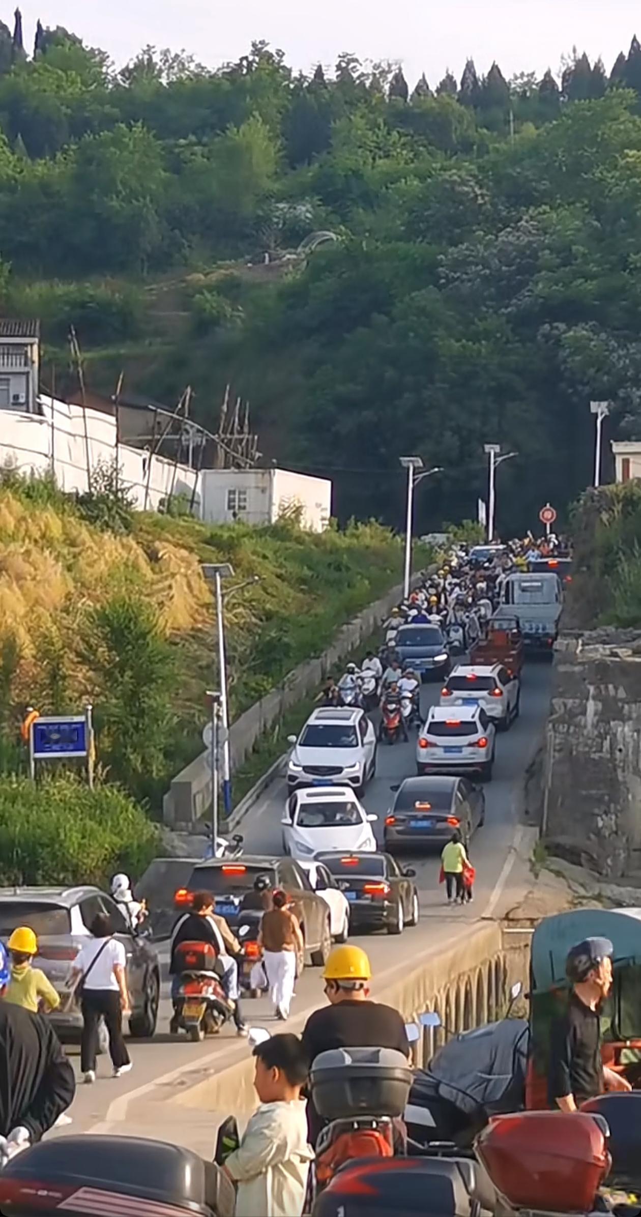 安康张滩镇主干道修路，这条便道临时成了主路。位于响水沟加油站这里的便桥道路异常繁