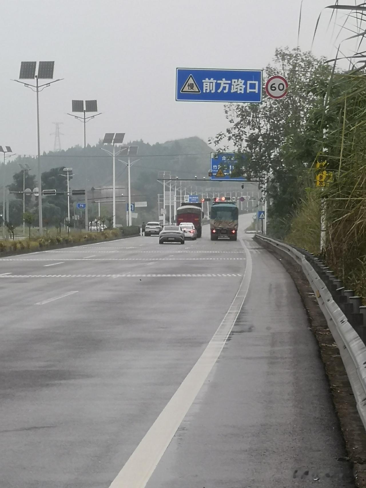 金堂县竹篙镇金堂大道十字路口可是个关键地儿。金堂大道太牛了，它起于德阳广汉和金堂