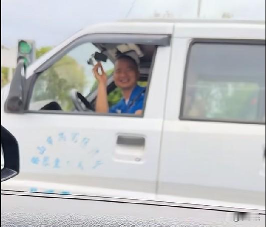 近日，广东，等红灯时，货车司机大哥给隔壁车里的小朋友一个劲地“投喂”龙眼，只见货