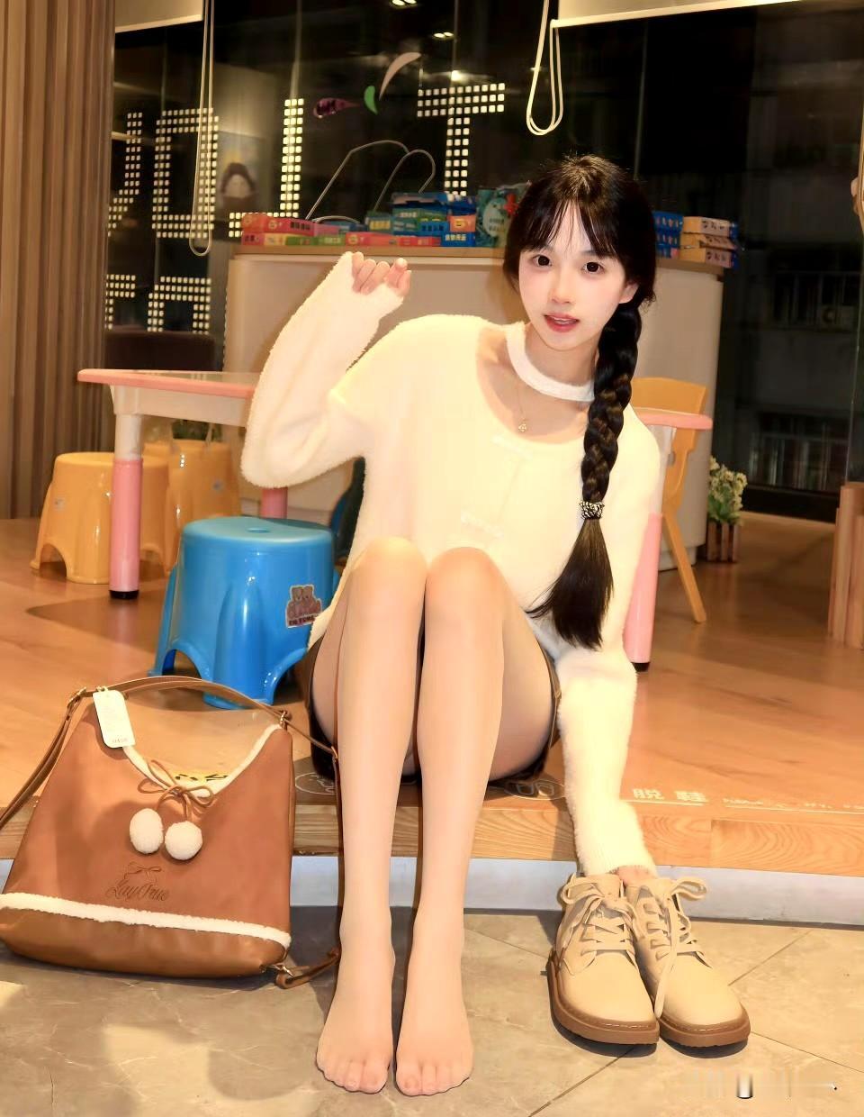 图书馆今日穿搭
奶fufu的毛绒毛衣自带温柔滤镜，领口的小设计甜而不腻，搭配棕褐