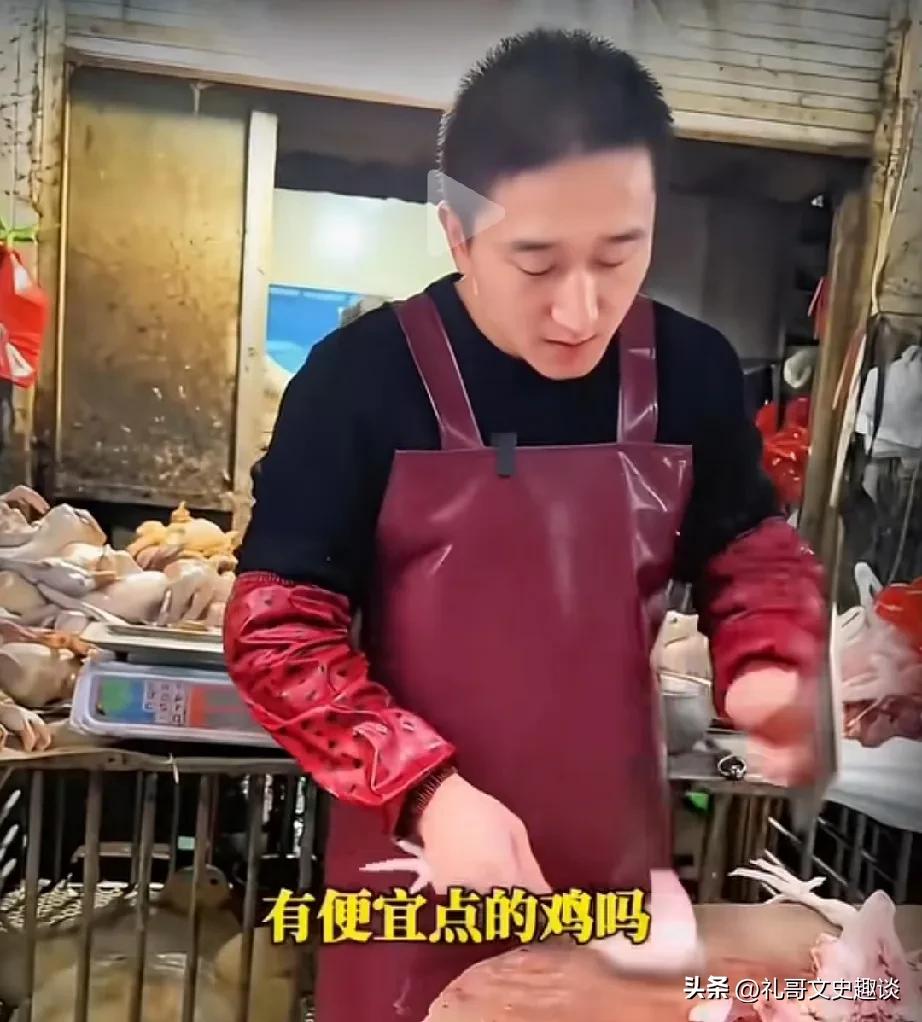 老板回头那一瞬间，我泪崩了！一对夫妻来菜市场买菜，想给生病的女人买只鸡炖汤喝，但