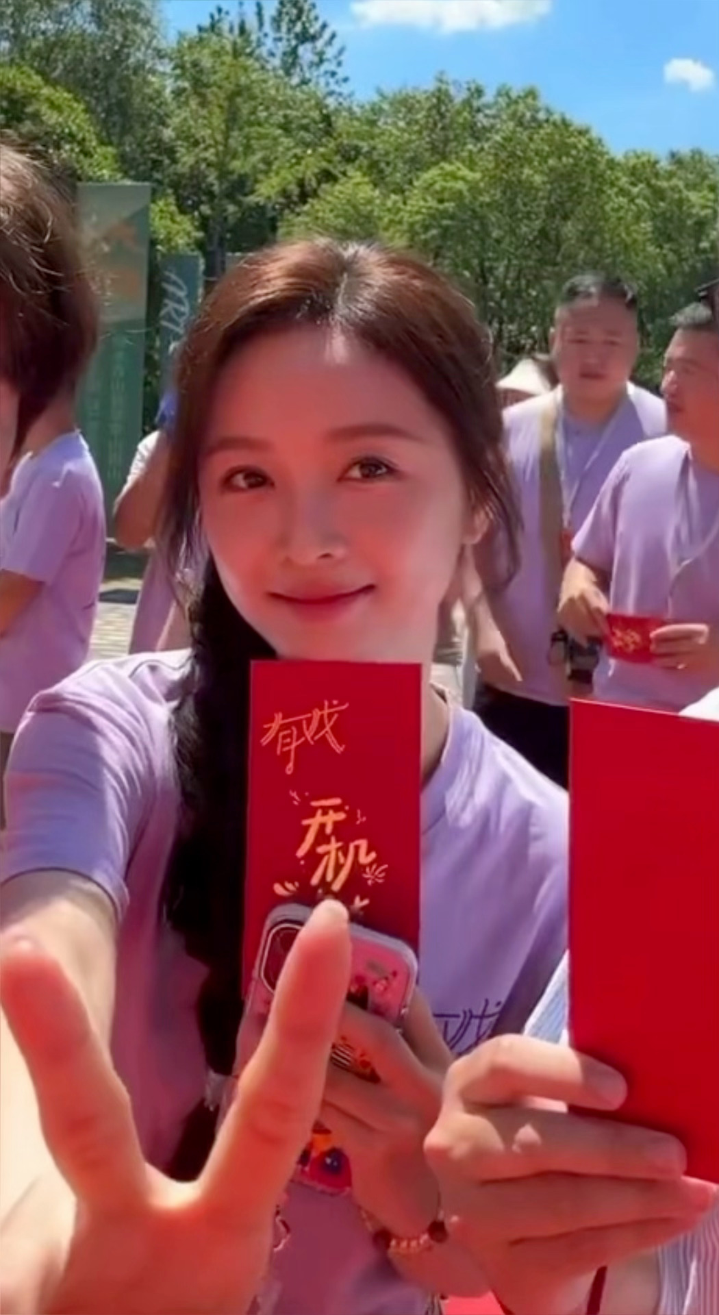有戏开机 .吴宣仪辛凌 漂亮辛凌叶星星开机大吉这个live图真漂亮吴宣仪叶星星 