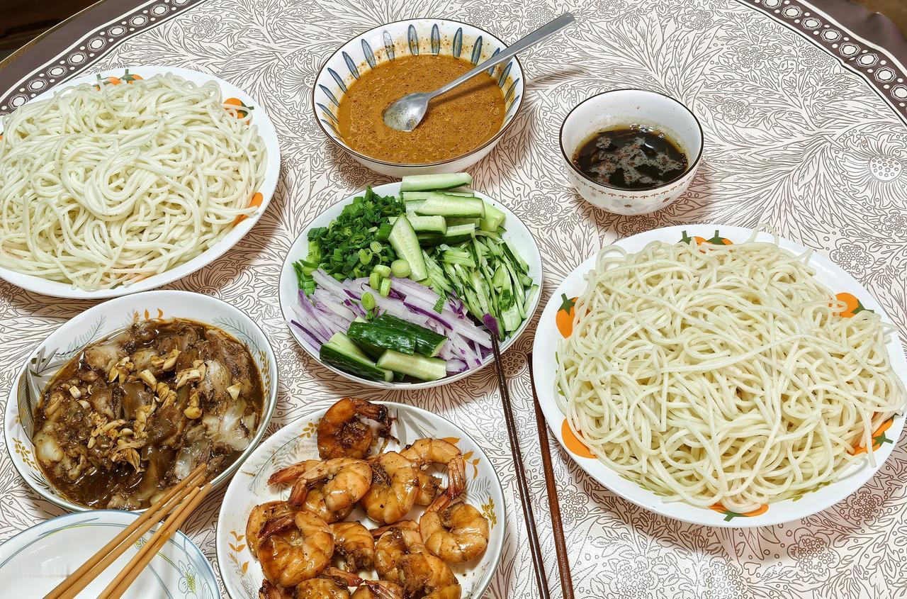 天气酷热，麻辣凉面令人胃口顿开。新疆拉面口感绝佳，十分筋道。将其煮熟后，用凉水淘