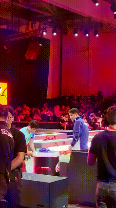 王皓心里的苦比我们说的还多，大庭广众之下，知道有很多摄影机，也没能忍住，45度仰