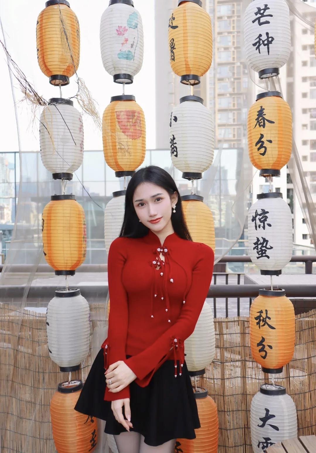 红衣少女与传统灯笼的唯美邂逅🌸✨