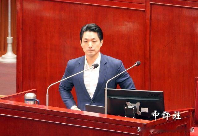 蒋万安变身“多边形战士”！
台北市长变身新闻主播，第一时间发脸书向市民报告治安案