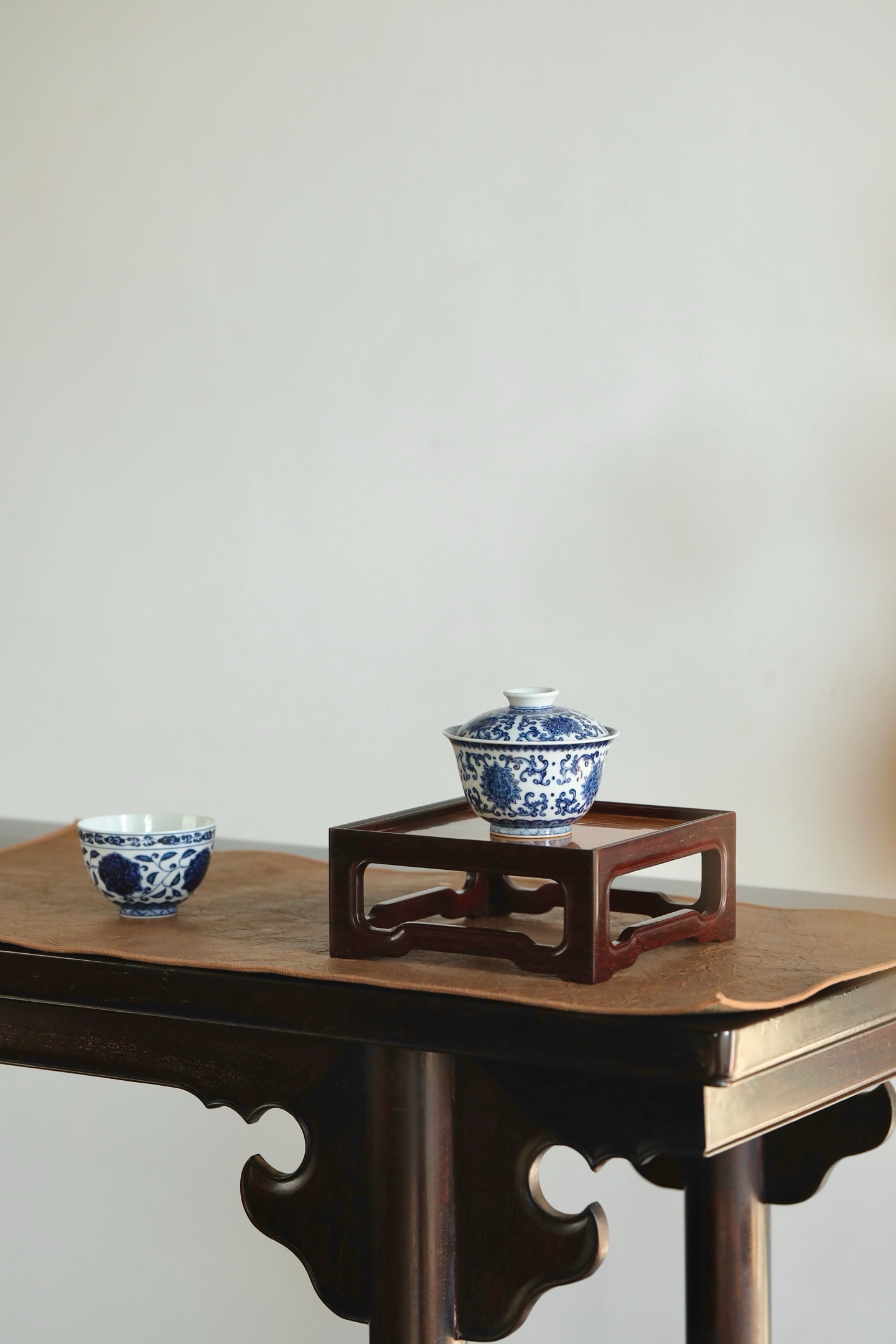 紫檀嵌花梨 | 底座 案几紫檀为框，花梨作面，整料拼接无隙，榫卯工艺稳固。紫檀色