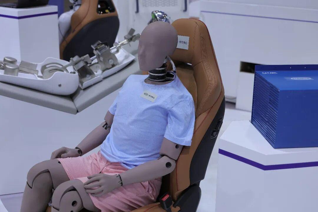 汽车碰撞安全假人作为汽车安全测试的核心计量设备，长期被国外垄断，且国际假人基于欧