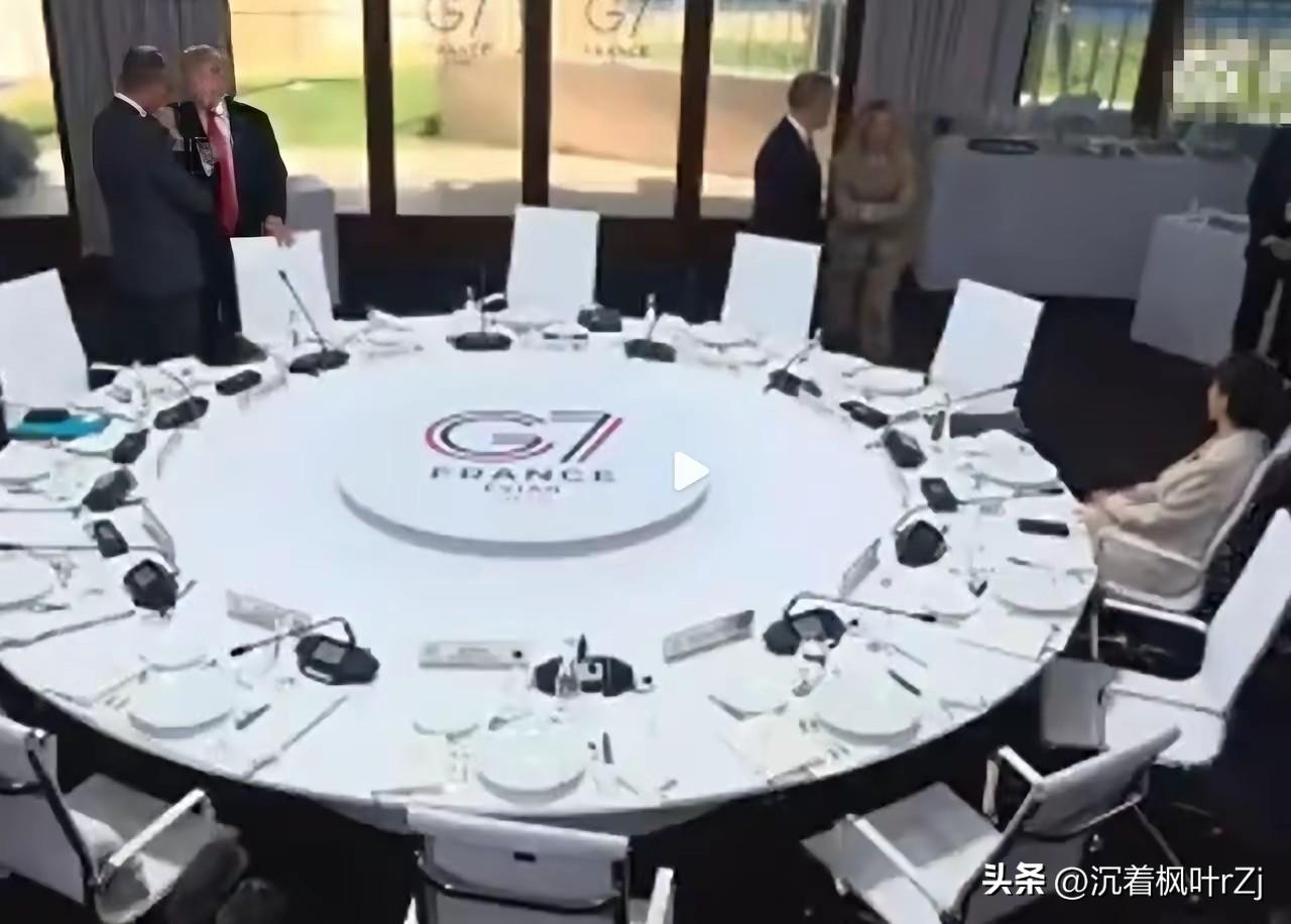 这次G7峰会上，有个特别出圈的画面：各国领导人聚在一起聊天、走动寒暄，气氛很轻松