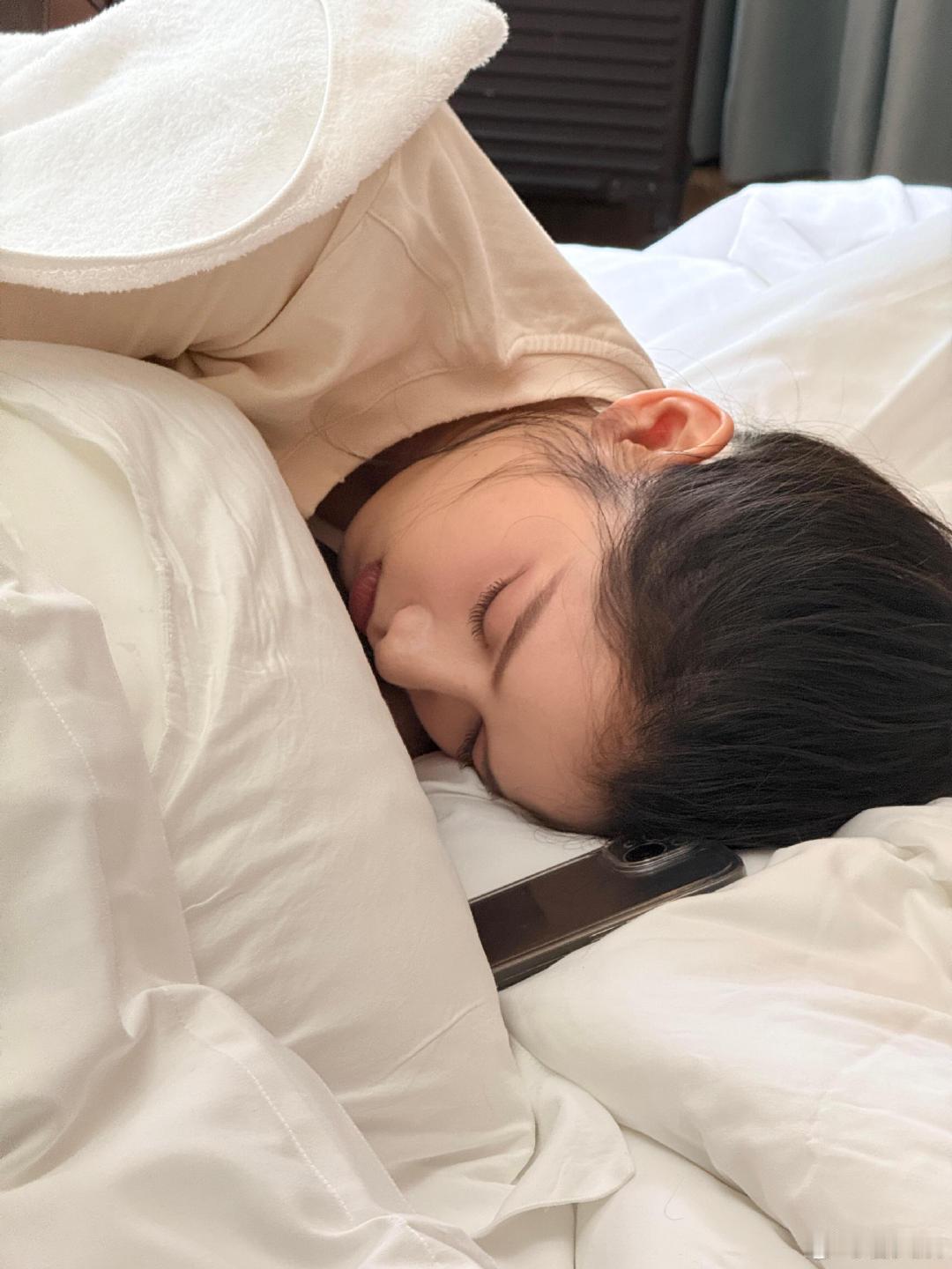 张婧仪侧脸睡颜张婧仪把豆仔揣怀里 来品品张婧仪这个侧脸睡颜有多美豆仔被揣怀里也太