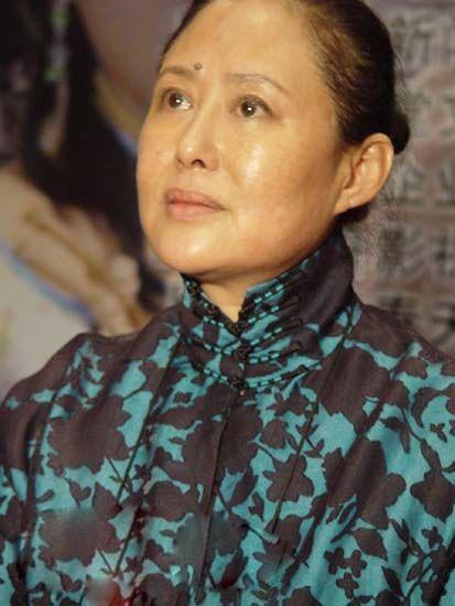 演员，陈宝国说，演大宅门，母亲去世的一场戏，斯琴高娃躺在床上，我们几个站在那里，