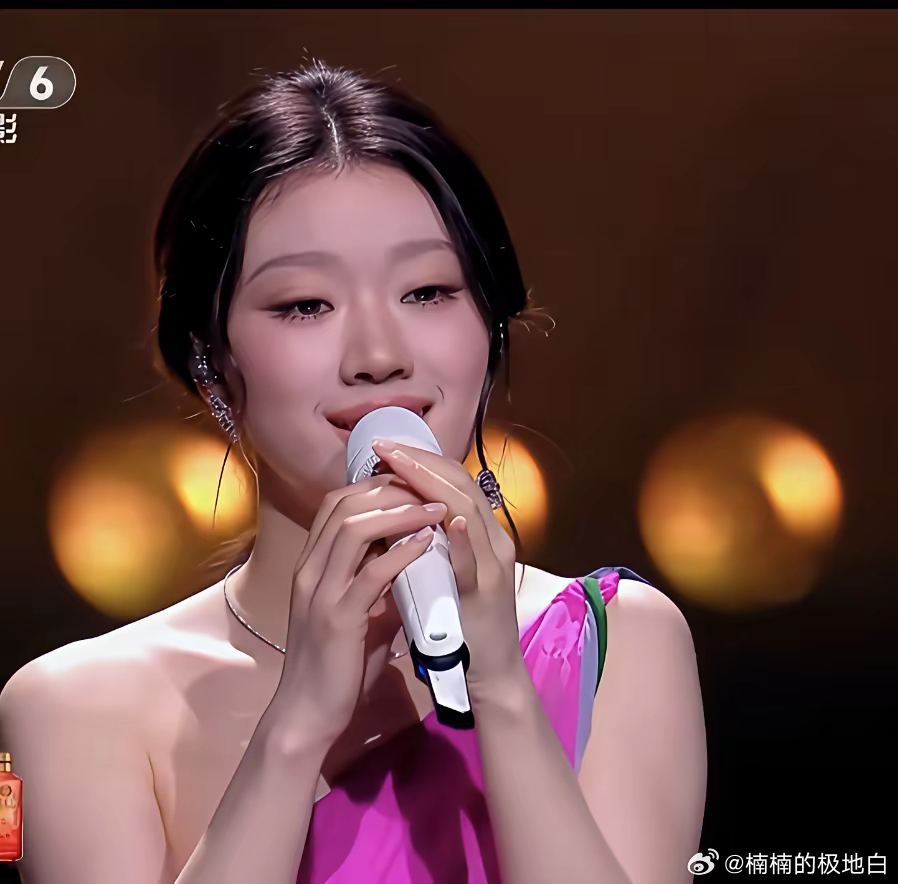 成龙大哥又无辜躺枪，就说单依纯厉害，仅仅一个小时唱两首歌，最想不到的是她自带混响