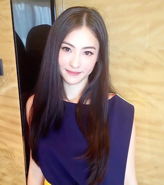 张柏芝的做法是个体面人。
 
前夫谢霆锋的父亲谢贤去世后。
 
她没有发文悼念，