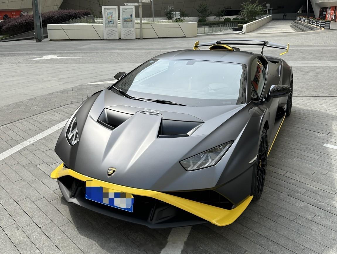 又是一台可以合法上路的赛车夸张的空气动力学设计极致的底盘调教可以说完全和普通版的