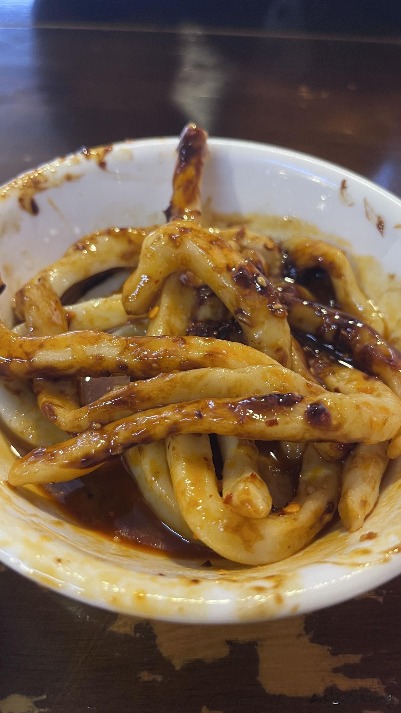 甜水面是成都经典小吃，甜辣交织的口感很特别，但不是所有人都能接受这种风味。但对我