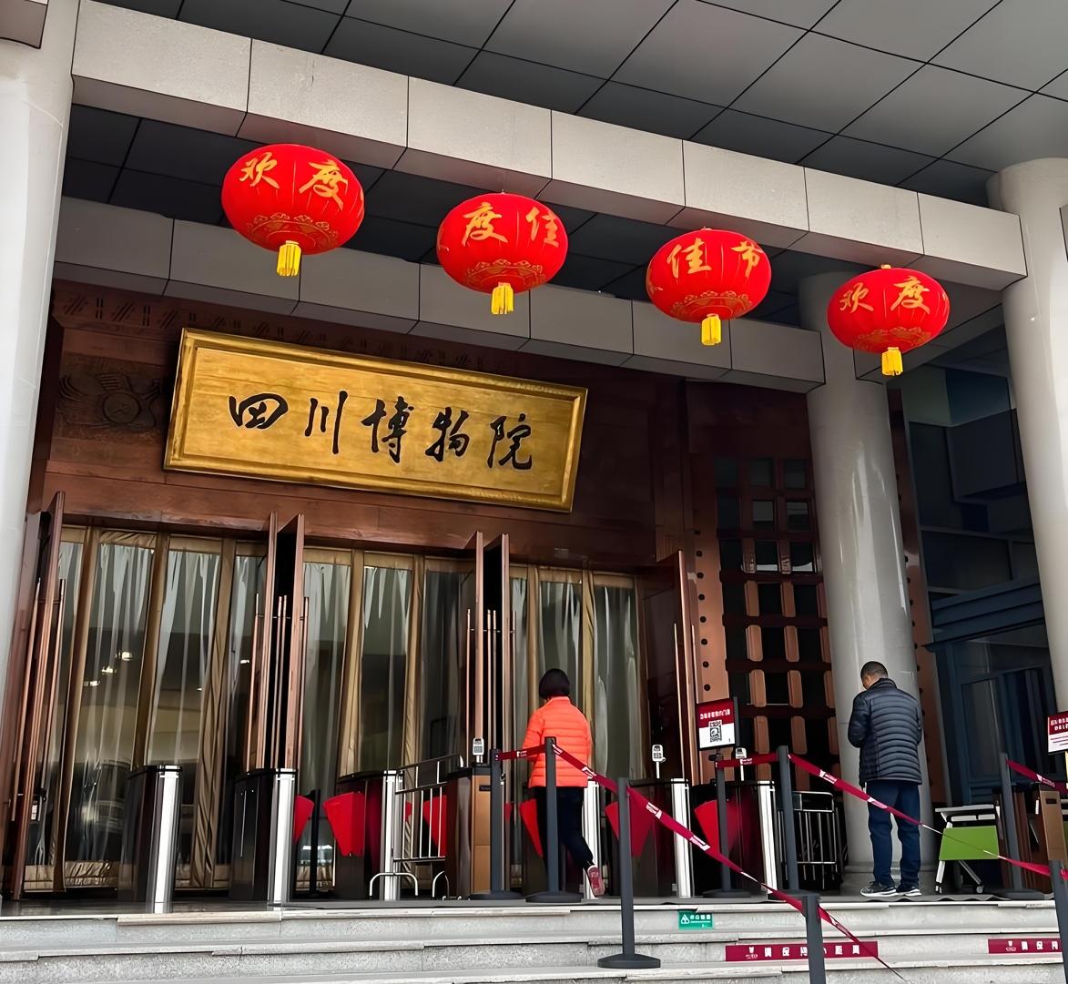 好家伙！南京博物院的事还没理明白，四川博物院这边也出幺蛾子了。

这次更绝，南博