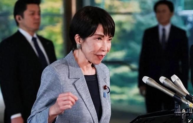 日本人这回是真破防了！他们捂了半个世纪的光刻胶"绝密配方"，居然被咱们用AI给破